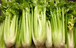 6 loại rau càng rẻ càng dễ bị phun thuốc