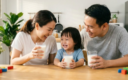 Người lớn có thể uống sữa bột của con không? Có ảnh hưởng gì không?