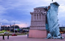 Gió giật mạnh tới 90 km/h, Nữ thần Tự do cao bằng một nửa bản gốc bất ngờ bị quật ngã