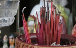 3 kiêng kị khi thắp hương cuối năm