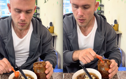 Nhìn khách Tây ăn bún chả, dân mạng Việt hết hồn vì "tưởng anh ấy vừa đi bốc vác về"