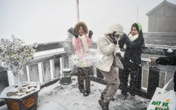 Cảnh tượng tuyết phủ trắng nóc nhà, lối đi ở Fansipan đầu năm nay: Dân tình càng hừng hực khí thế đi "săn"