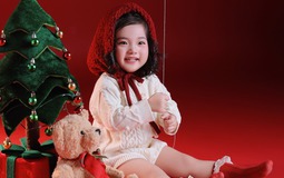 Ai đi qua cũng phải dừng lại ngắm Lisa nhà Khánh Thi - Phan Hiển, visual quá xinh yêu như thiên thần đón Noel!