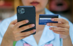 Vì sao kẻ lừa đảo đọc vanh vách số dư, biết chính xác mã OTP của bạn dù điện thoại vẫn nằm trên tay?