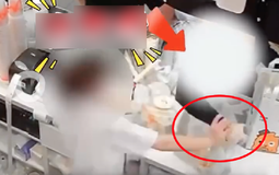 Đến lấy đơn hàng, shipper bị nhân viên tạt nguyên cốc trà sữa: Nhận 750k bồi thường nhưng vẫn làm 1 điều gây tranh cãi