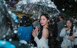 “Biển người” đổ về Trường Đại học Thăng Long đêm Noel: Sức hút từ tuyết rơi và pháo hoa chưa bao giờ hạ nhiệt