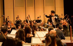 Nhạc trưởng Trần Nhật Minh chỉ huy hòa nhạc chào năm mới 2026