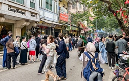 2 hàng quán đang khiến phố cổ Hà Nội đông nghịt, khách Tây khách Việt xếp hàng rồng rắn