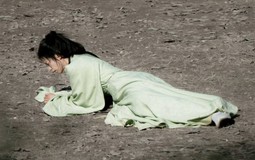 Chưa thấy ai bị đánh bầm dập lại đẹp gấp 100 lần như mỹ nhân này: Visual sang xịn mịn, càng thảm càng phong thần