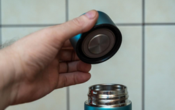 Cô gái tiêu chảy nặng sau khi uống nước trong cốc giữ nhiệt, thứ đáng sợ xuất hiện khi mở nắp ra