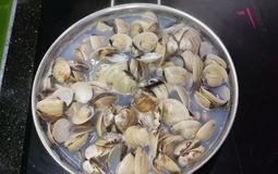Mua ngao chỉ cần nhớ 3 mẹo này: Ăn không hết vẫn tươi, thịt không teo mà mọng ngọt như mới