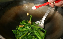 Lúc nào cho muối khi nấu ăn là chuẩn?