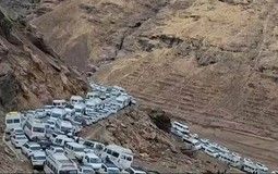 Không phải đi du lịch, hàng nghìn ôtô chôn chân trên đèo để tháo chạy khỏi thủ đô ô nhiễm nhất thế giới