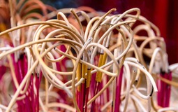 3 dấu hiệu trên bát hương cho thấy gia đình đang được phù hộ