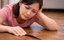 Tiện tay đổ nước lau sàn lên sàn gỗ: Một phút cho nhanh, vài tháng sau gỗ phồng rộp – tiếc không kịp