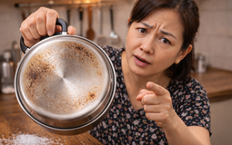 Mẹ tôi dặn: Cọ nồi cháy bằng muối hạt là sai bét – sạch đâu chưa thấy, chỉ thấy đáy nồi mòn toang