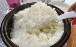 Nấu cơm đừng chỉ cho nước: Thêm đúng 2 thứ này, cơm dẻo ngon gấp 10