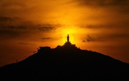 Sốt rần rần khoảnh khắc hoàng hôn đẹp siêu thực tại núi Bà Đen, Tây Ninh