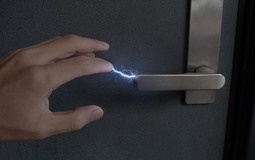 Mùa đông chạm vào đâu cũng bị “giật điện”: Nguyên nhân ai cũng gặp và cách giảm khó chịu