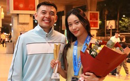 Lý Hoàng Nam rạng rỡ mang cúp vô địch PPA Tour Asia về nước, hội ngộ bà xã xinh đẹp tại sân bay