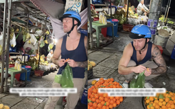 Khách Tây khoe "kỹ năng mới" học được sau khi đến Việt Nam