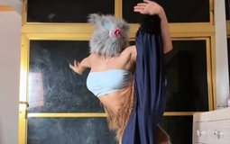 "Nâng tầm" cosplay với màn biến hình thành Inosuke của cô nàng hot girl xinh đẹp