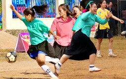 Giải bóng đá dễ thương số 1 thế giới: Khi các cô gái tự hào mặc trang phục dân tộc ra sân thi đấu