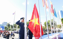 Quốc kì Việt Nam tung bay trên bầu trời Bangkok trong lễ thượng cờ SEA Games 33