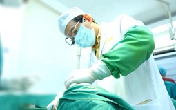 Nhập viện vì sốt nhẹ, nữ khách hàng bất ngờ phát hiện túi ngực 10 năm đã vỡ