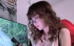 Khoe gaming room, nữ game thủ khiến người xem “mất tập trung” vì quá xinh đẹp