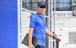 HLV Kim Sang-sik đeo kính râm cực ngầu, chiếm trọn spotlight ở buổi tập của U22 Việt Nam trước trận "đại chiến" với U22 Malaysia