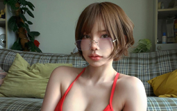 Người mẫu nổi tiếng đu trend cosplay táo bạo, chỉ 1 lần xoay hông đã hút tới 2 triệu view