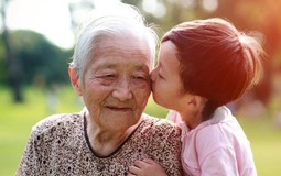 Phát hiện điều kỳ lạ: Những đứa trẻ được người già nuôi dưỡng, dù cháu hay chắt, đều có 3 đặc điểm chung