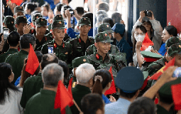 Người dân xếp hàng dài chào đón các chiến sĩ chuẩn bị thực hiện nhiệm vụ A80