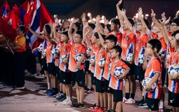 Từ những người không đứng giữa sân khấu: Câu chuyện phía sau đêm khai mạc giải bóng đá rực rỡ