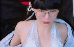 Thay đồ gợi cảm trên livestream, hot girl "Faker phiên bản nữ" nhận kết chẳng như mơ