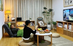 Một cặp vợ chồng quyết bỏ sofa trong phòng khách 30m² vì muốn nhà là nơi thư giãn thật sự