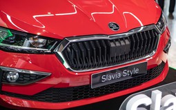 Skoda Slavia vừa ra mắt Việt Nam giá từ 421 triệu, có gì lạ mà chuyên gia "giật mình" khi lái thử?