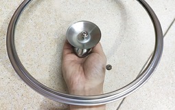 Công dụng của chiếc lỗ nhỏ trên nắp nồi inox