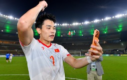 Đình Bắc cầm Iphone màu cam gọi cho ai?