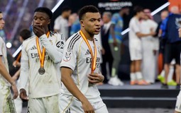 Mbappe nổi đoá "lệnh" cho đồng đội bỏ vào đường hầm, từ chối nhìn Barcelona nâng Siêu cúp gây tranh cãi dữ dội