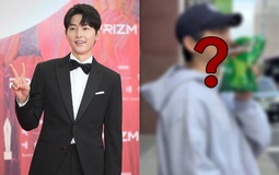 Song Joong Ki xách túi rác thôi cũng khiến 290.000 người ngỡ ngàng