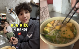 Ăn xong bát bún riêu, khách Tây chỉ vào 1 thứ và khẳng định chỉ cần nhìn nó là biết quán ăn Việt nào ngon