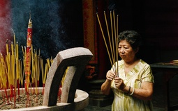 Thắp hương bị gãy nén: Có phải điềm gở? Có cần khấn để "xí xóa" lỗi lầm?