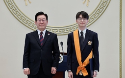 Tổng thống Hàn Quốc trao Huân chương Rồng Xanh cho Faker