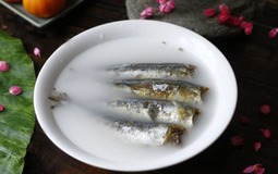 “Kẻ thù truyền kiếp” của mùi tanh: Ngâm cá vào, tanh mấy cũng bay màu, thịt thơm ngon xuất sắc, ai sợ thì thử đi