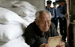 Cụ ông sống một mình mua 900 gói muối trong 3 tháng, cảnh sát phá cửa xông vào thì gặp cảnh sững người