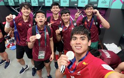 U23 Việt Nam kiêu hãnh khoe tấm huy chương đồng "đổi bằng mồ hôi và nước mắt"