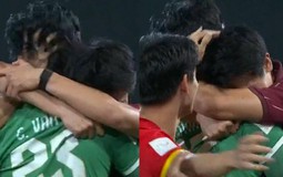 Thấy Đình Bắc chạy tới ôm và dụi đầu vào vai thủ môn Cao Văn Bình, tôi lại rơi nước mắt theo