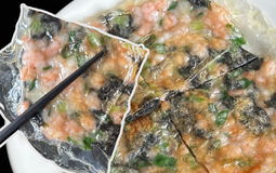 Đừng chỉ dùng cuốn nem, mang bánh tráng Việt làm theo cách này đảm bảo cả nhà tranh nhau gắp vì quá ngon